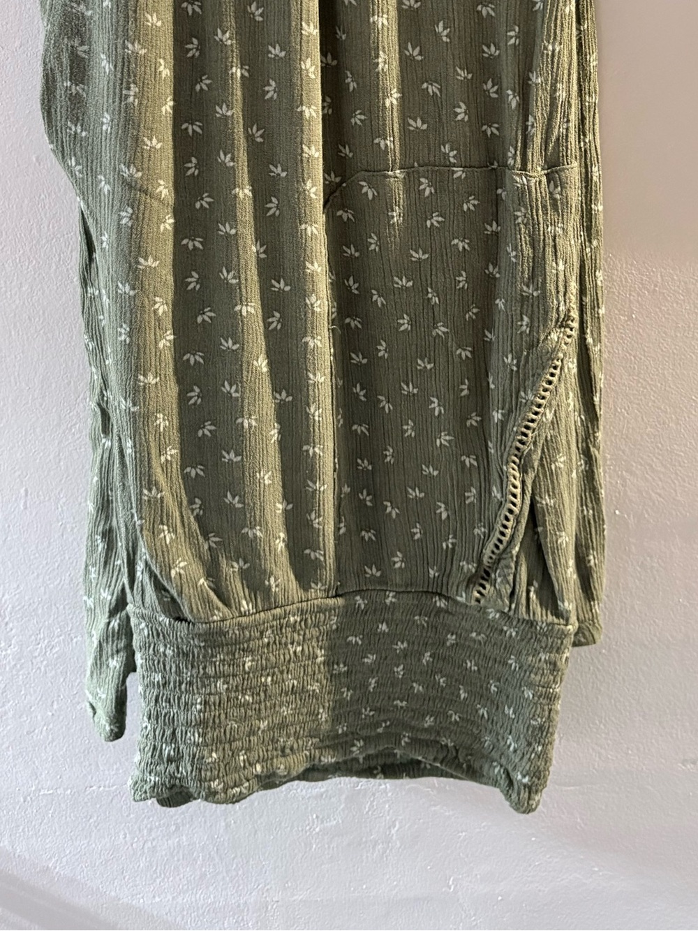 3 dots green patterned pants